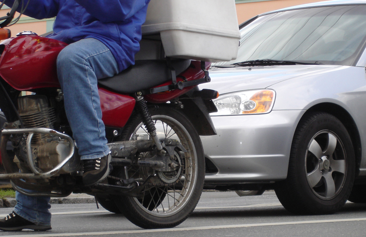 motociclista-parado_carro