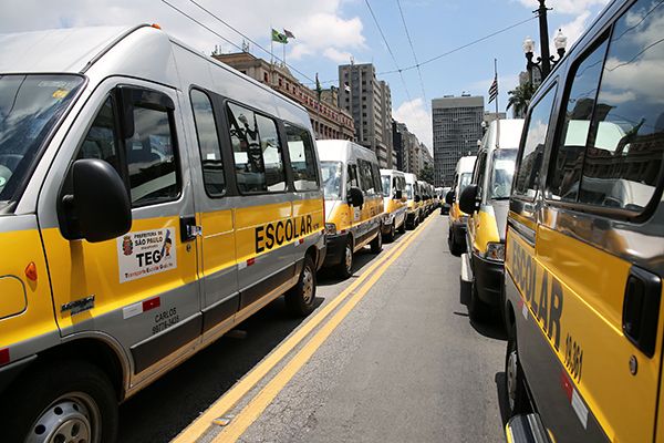 protesto-de-motoristas-de-van-escolar-dura-dez-horas