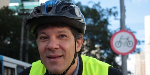 SP - HADDAD/DIA MUNDIAL SEM CARRO - GERAL - O prefeito Fernando Haddad vai ao trabalho de bicicleta nesta manhã de segunda-feira (22), devido ao Dia Mundial Sem Carro, em São Paulo, SP. 22/09/2014 - Foto: LUIZ CLAUDIO BARBOSA/FUTURA PRESS/FUTURA PRESS/ESTADÃO CONTEÚDO