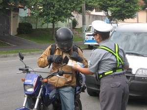 especialistas-sao-contrarios-a-proibicao-de-aplicativos-para-alertar-blitz-no-transito