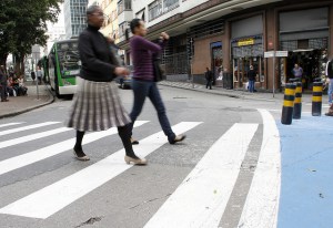 A Prefeitura de São Paulo colocou em teste aquela que pode ser uma eficiente e barata alternativa para estender a área das calçadas. A CET está pintando, ainda em caráter experimental, o asfalto com tinta azul, aumentando assim a área de passagem dos pedestres. Foto feita no Largo do Paissandú, no centro da cidade de São Paulo. São Paulo, Brasil, agosto, 26, 2011. DANIEL GUIMARÃES/A2FOTOGRAFIA