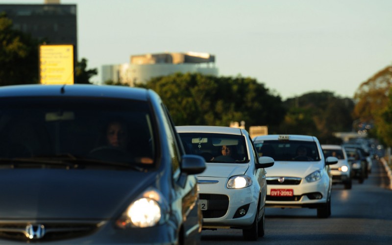 deixar-de-ligar-farois-de-dia-na-pista-vai-dar-multa-a-partir-de-sexta