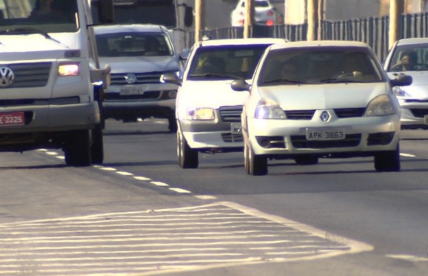 Aplicativo ajuda motoristas a se lembrarem de ascender o farol em rodovias de goiás (Foto: Reprodução/TV Anhanguera)