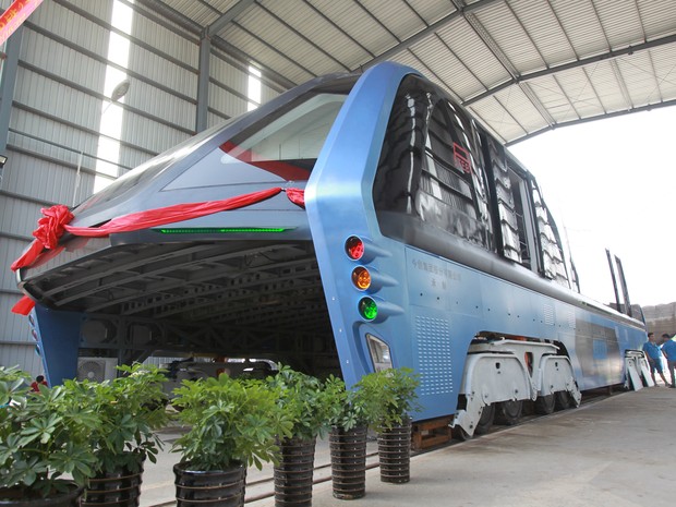 Ônibus elevado é visto nesta quarta-feira (3), em Qinhuangdao, na China (Foto: REUTERS/Stringe)