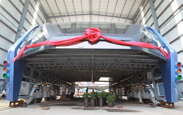 Ônibus elevado é visto nesta quarta-feira (3), em Qinhuangdao, na China (Foto: REUTERS/Stringer)