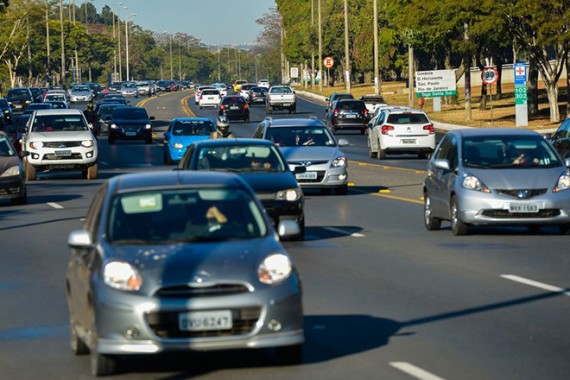 Brasília - A partir de hoje (8), o uso do farol baixo aceso durante o dia em rodovias é obrigatório. Quem for flagrado com as luzes apagadas será multado em R$ 85,13, por infração leve, e terá quatro pontos na carteira de habilitação (José Cruz/Agência Ba