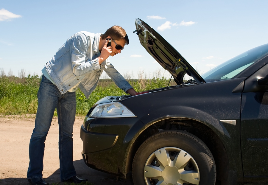 How to repair the car. The young man consults by phone.