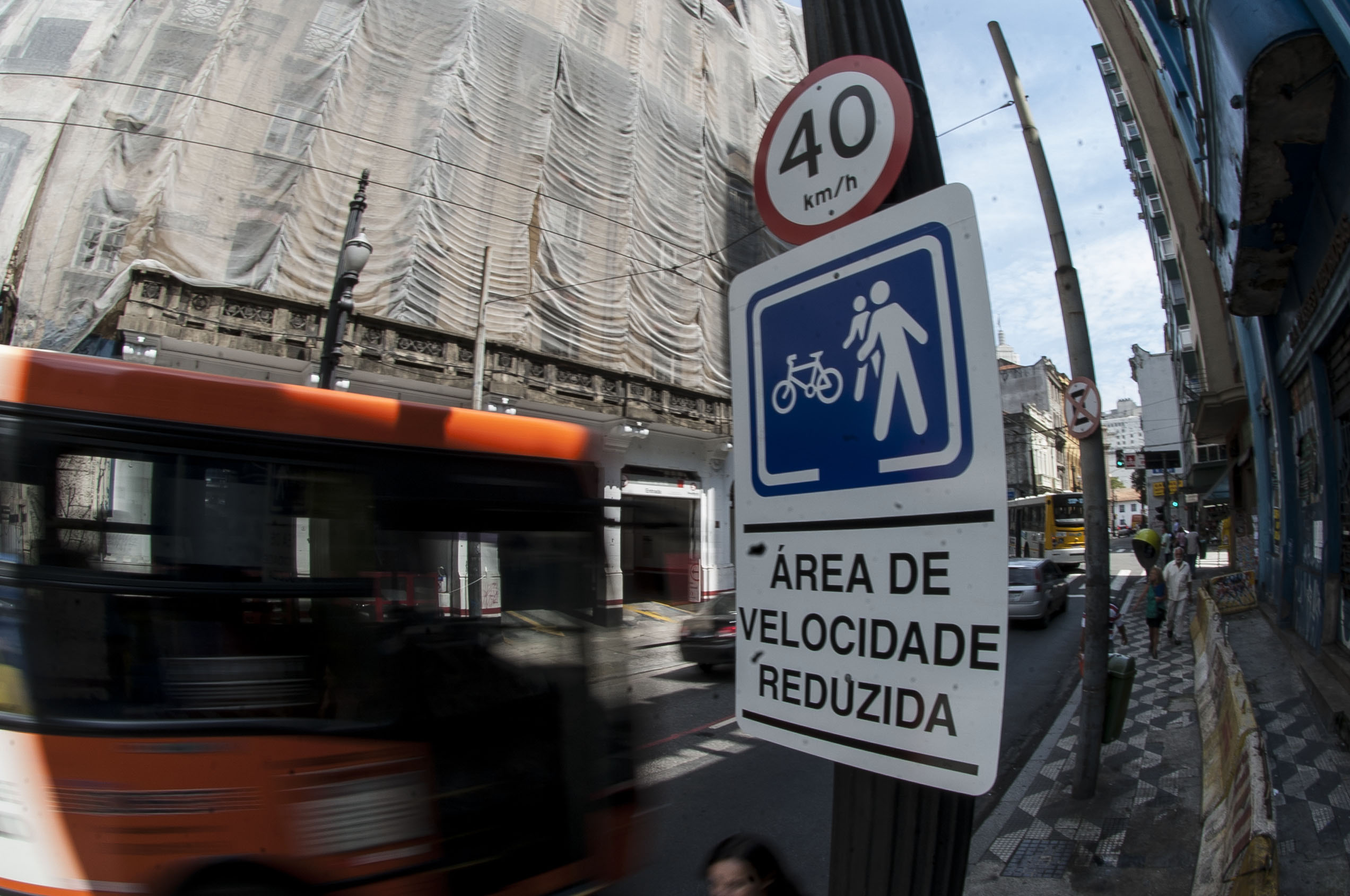 SÃO PAULO, SP, BRASIL,  22-10-2013, 11h30:  Ruas do centro de São Paulo tem velocidade reduzida a partir desta segunda-feira(21). (Foto: Marcelo Camargo/ABr)