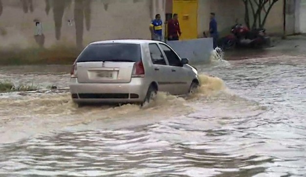 mito-ou-verdade-alagamento-deve-ser-atravessado-em-baixa-velocidade