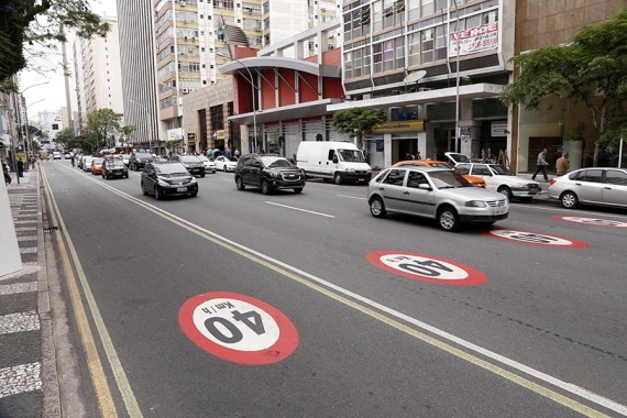 Um levantamento realizado recentemente pelo Batalhão da Polícia de Trânsito confirmou uma redução de 28,9% nos acidentes na Área Calma, polígono na região central de Curitiba no qual a velocidade máxima permitida é de 40km/h. Foto: Luiz Costa/SMCS