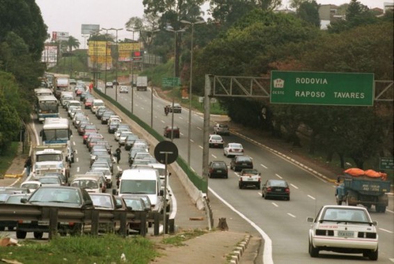 RAPOSO1 S9 SAO PAULO 23/07/99 RAPOSO TAVARES ED CIDADE OE FOTO PESSOAS QUE MORAM FORA DE SAO PAULO PARA NAO PEGAR TRANSITO ACABAM FICANDO PRESAS NAS ESTRADAS - RAPOSO TAVARES FOTO ITAMAR MIRANDA/AE