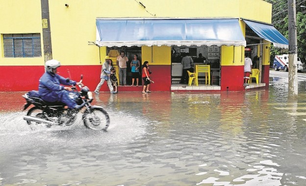 KNYCHUVA12 - SÃO PAULO - 10.02.2010 - CHUVA / RUAS ALAGADAS - GERAL JT METRÓPOLE - Chuva alaga parcialmente ruas da Móoca. Na foto, moto passa na rua Catarina Braida. Foto: KEINY ANDRADE/AE