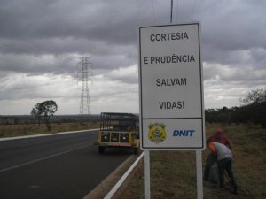 comissao-aprova-exigencia-de-placas-educativas-sobre-transito-em-estradas